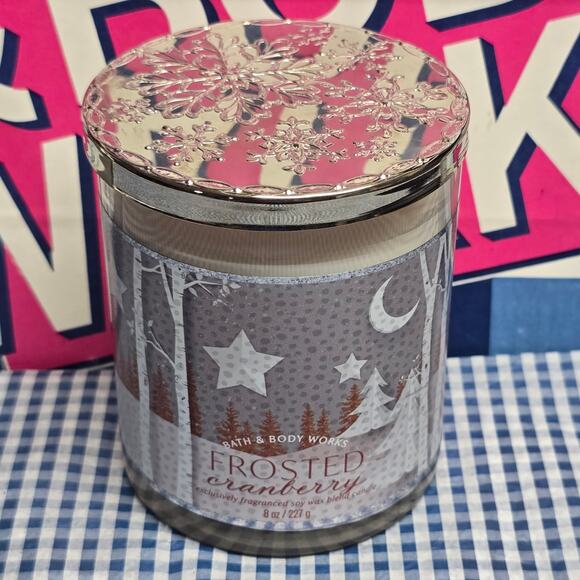 BBW Frosted Cranberry Single Wick 8 oz. Exclusive Fragranced Soy Wax Candle - Picture 1 of 2